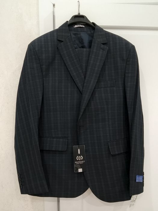 Продам. Костюм с рубашкой и брюками