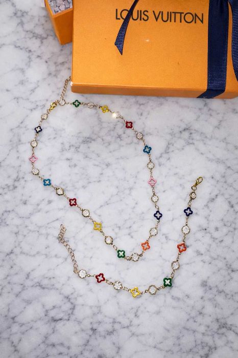 ЛВ бижу комплект с кутия гривна и сколие в шарени нюанси- син жълт червен и тн LV Louis vuitton златист цвят от неръждаем материал