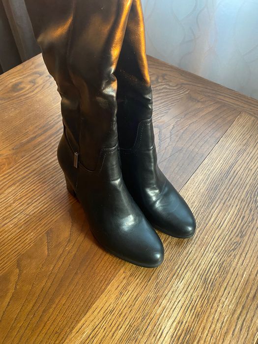 Продавам дамски ботуши от естествена кожа