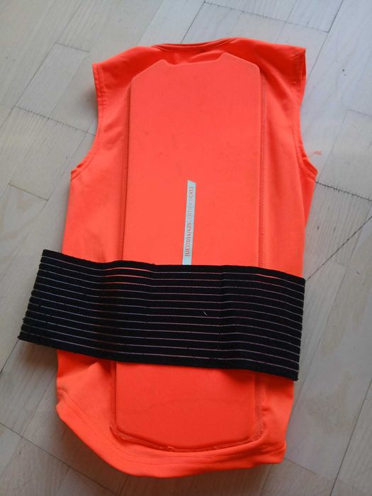 Ски оборудване за деца: каски, маски, ръкавици, протектор за гръб