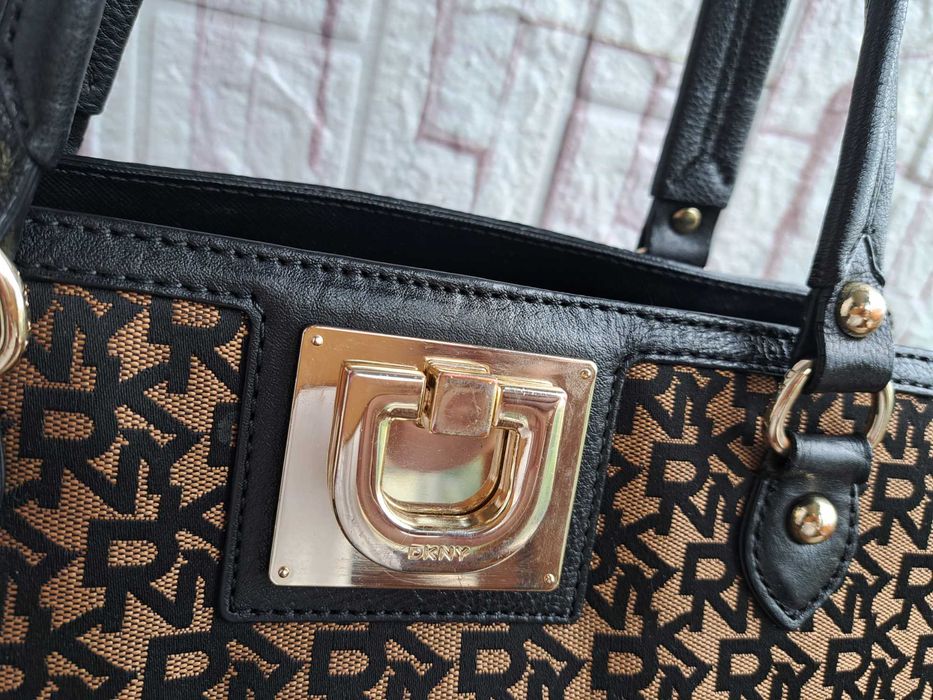 дамска чанта,DKNY,черна Дона Карън
- естествена кожа