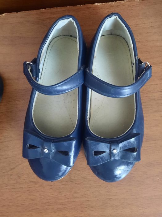 Школьные туфли продаются