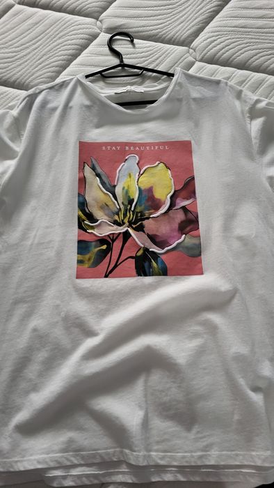 Дамска блузка с къс ръкав .