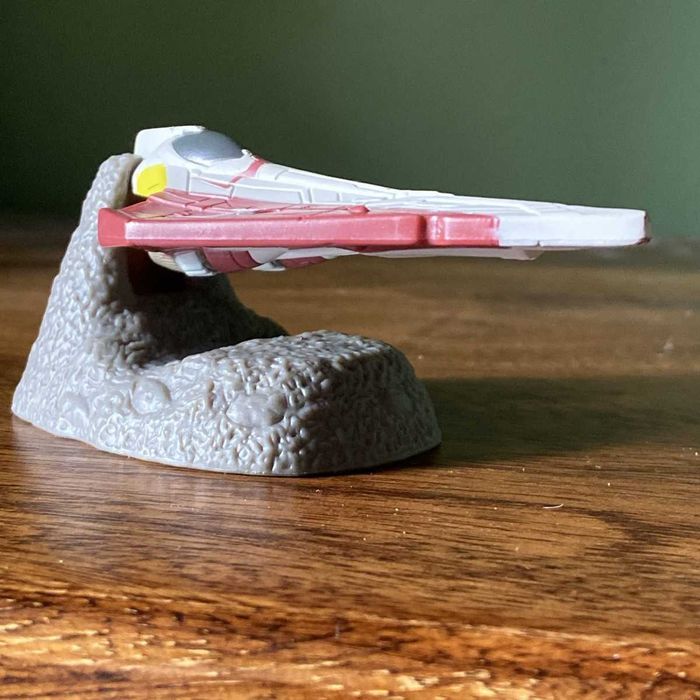 1 Set tip-Lego StarWarsX-Wing - 1 figurinaYoda - 1 R2D2 - 1 Vader - 1 Jedi Starfighter