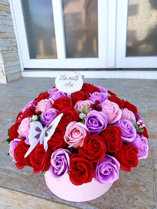 Ornament cutie cos cu flori de sapun trandafiri