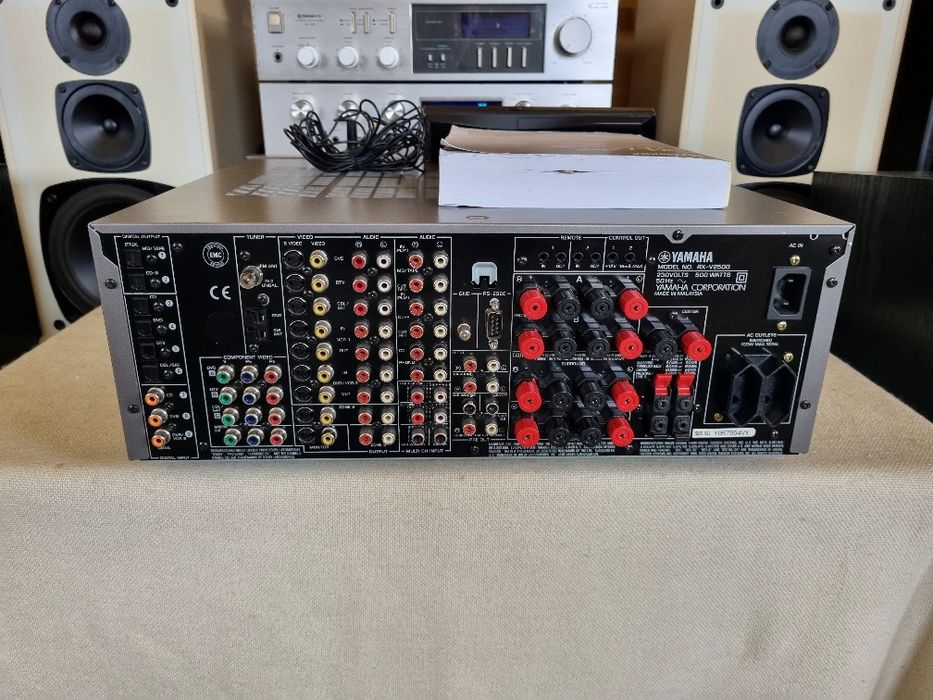 Receiver Yamaha RX-V2500. 130 watts/canal, 7.1. Impecabil.