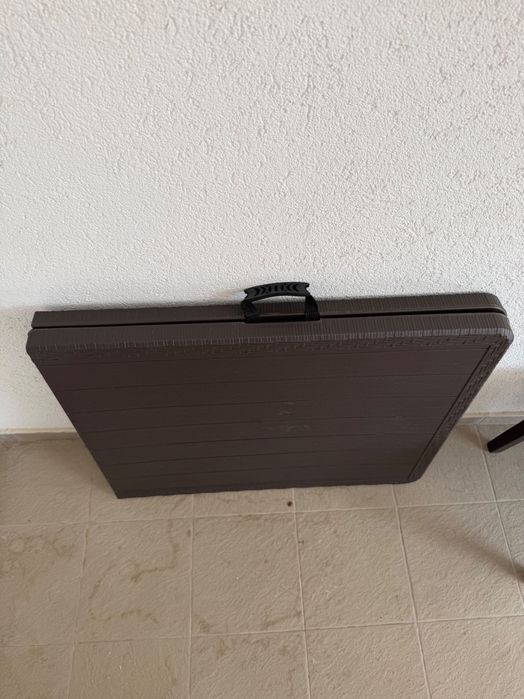 O masă pilabila pentru casa sau gradina