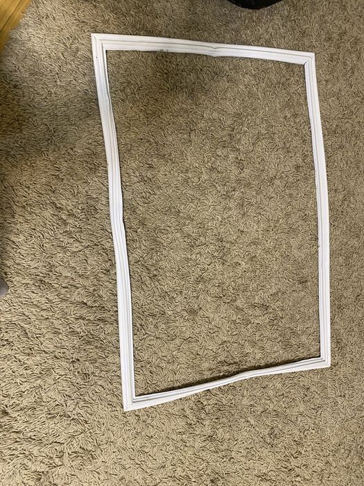 Продам новую резинку уплотнитель для холодильника , размер 85 на 58