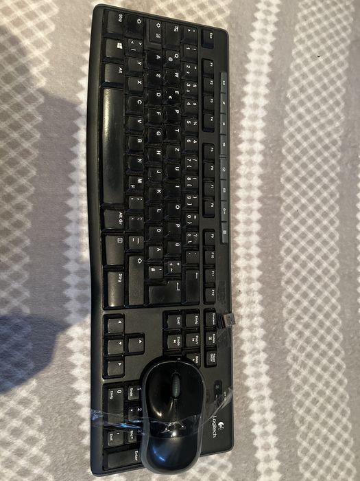 Vand tastaturi Logitech