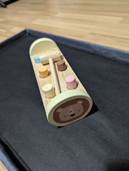 Banc din lemn cu ciocănel, culori pastel, model ursuleț