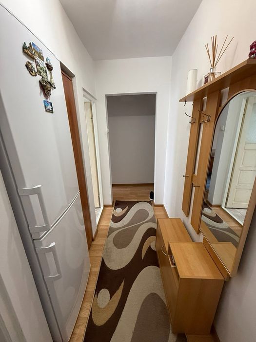 Apartament cu 3 camere , zona Rogerius