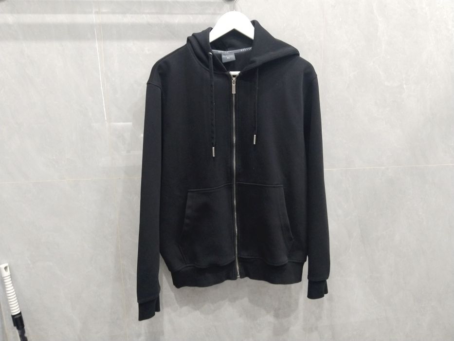 Чёрная худи на молнии с капюшоном