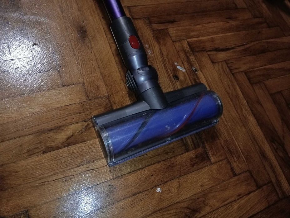 Много добра прахосмукачка Dyson V8 с нова батерия и аксесоари