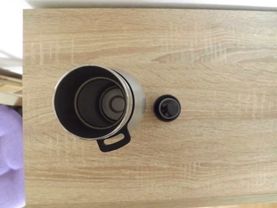 Метален термос и пластмасово шише за туризъм