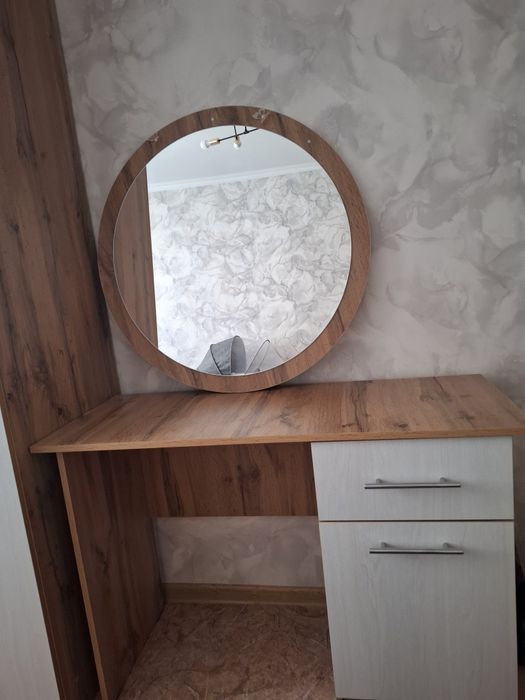 Продам столик туалетный срочно