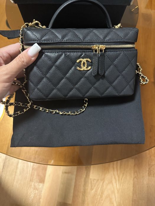 Продавам CHANEL 22 Hand Bag