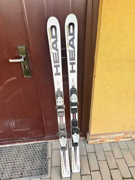 Vând schiuri diferite marimi