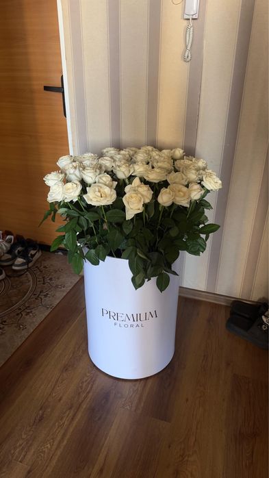 Нежный букет белых роз