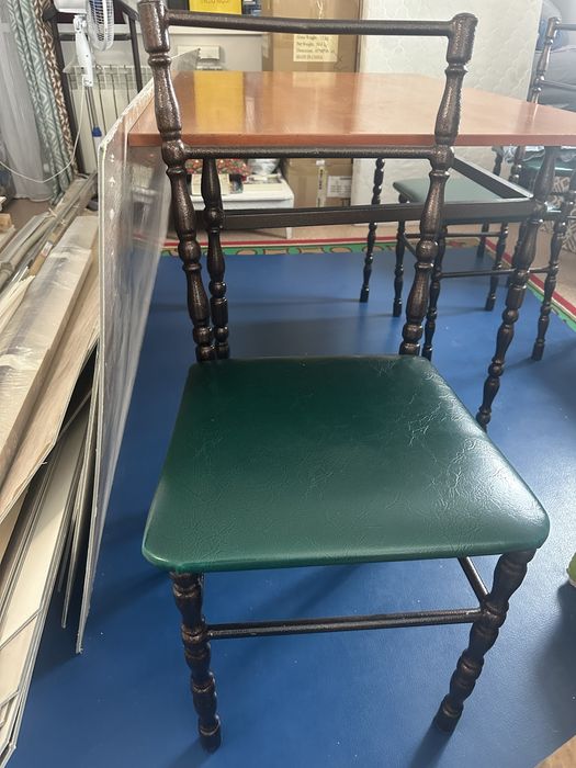 Продам Стол и стулья