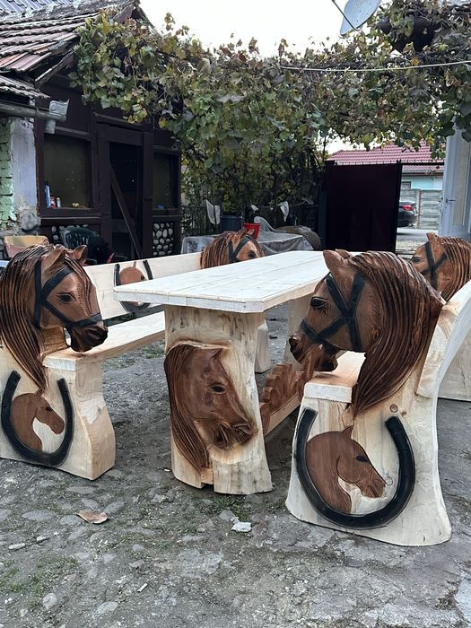 Mobilier din lemn masiv, sculptat, pentru iubitorii de cai