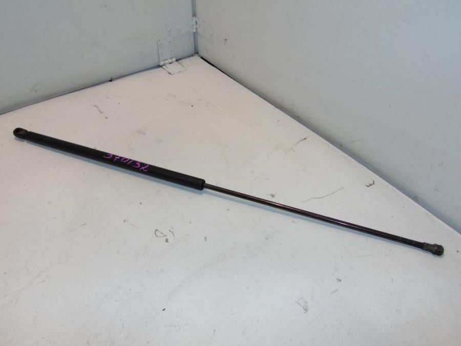 Торсион капота на Toyota Camry 30