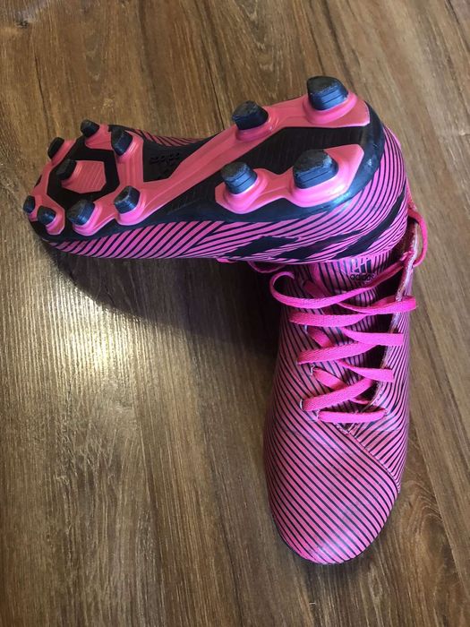 Футболни стоки бутонки Найк и Диадора, кори Адидас