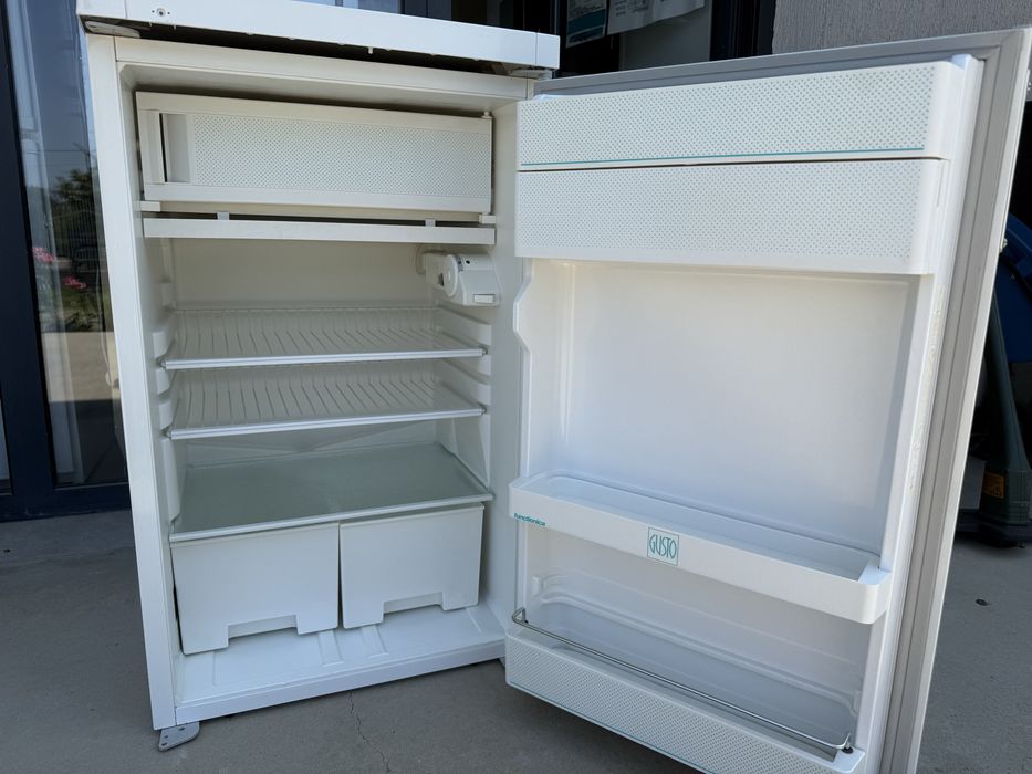 Малък хладилник с камера