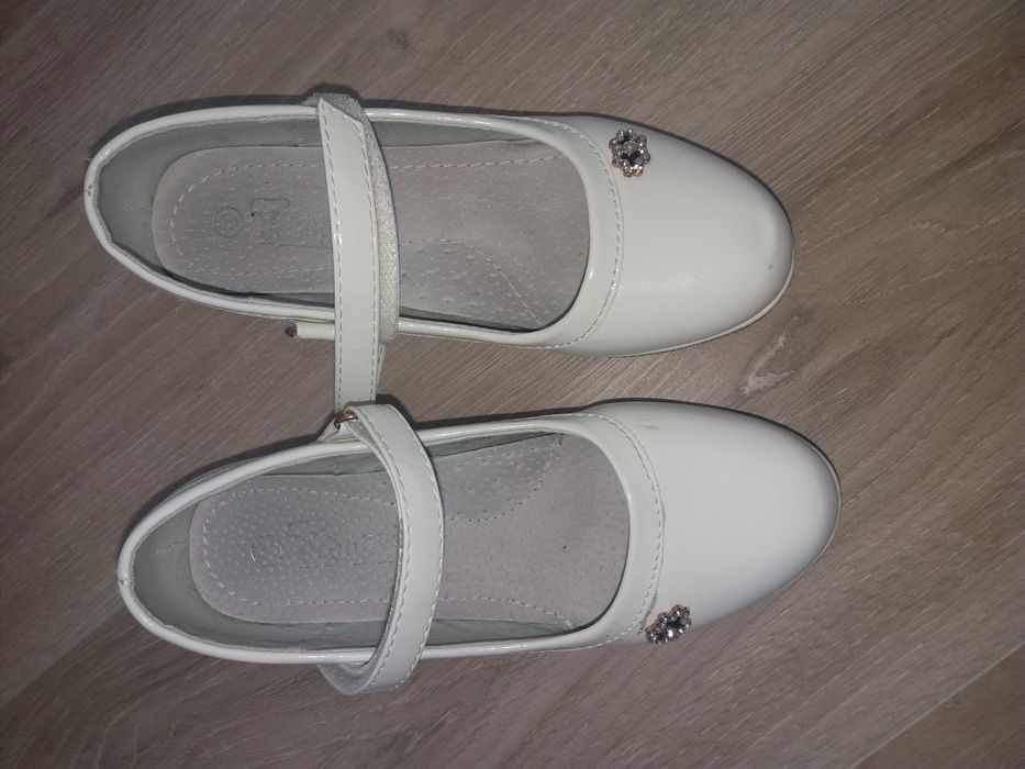 Елегантни обувки за повод със камачета