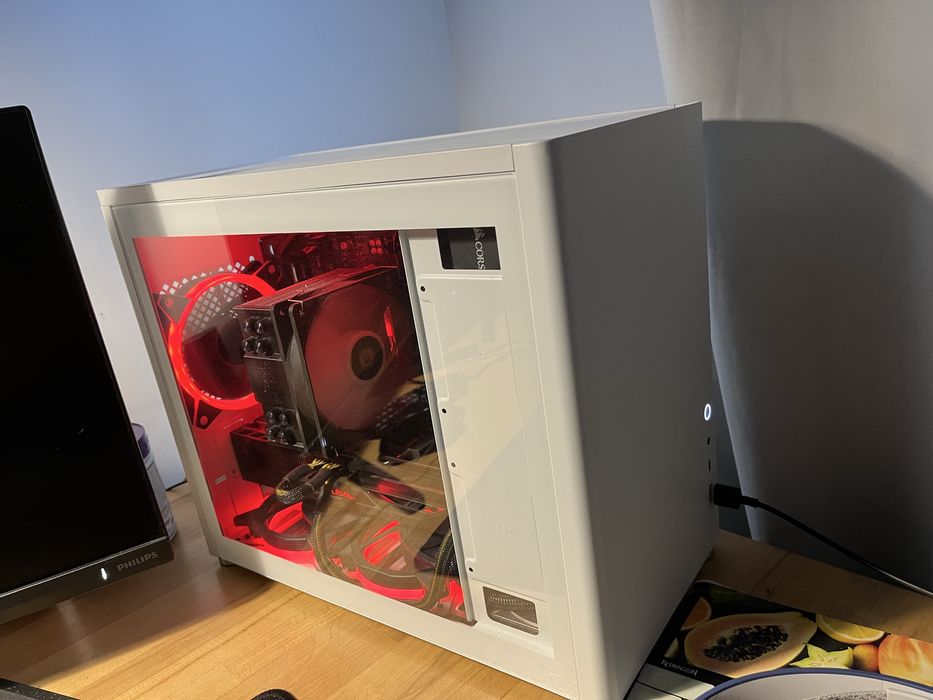 Sistem Ryzen 5 cu Vega 56 si 2 monitoare de gaming.