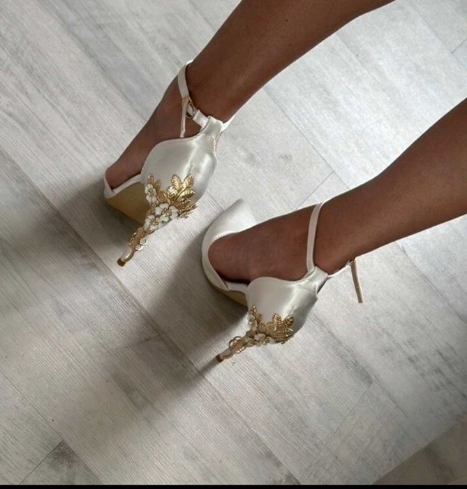 Pantofi de mireasa albi