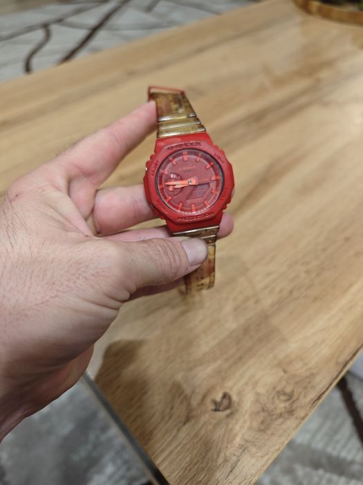 Casio 2100 червен