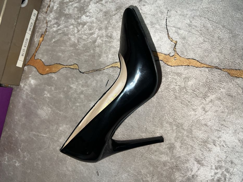 Лабутены разные