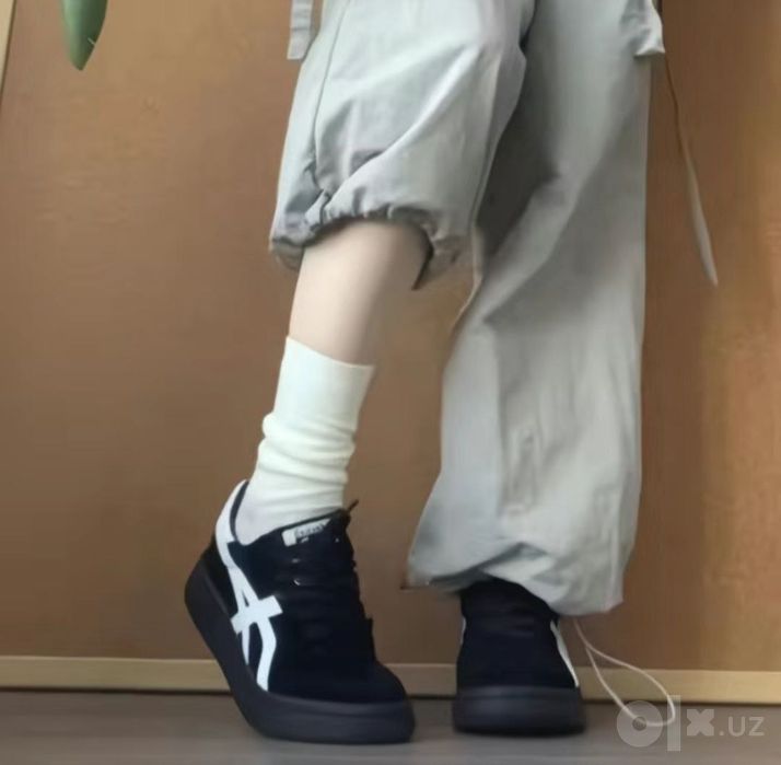 Trendy ayollar krossovkasi