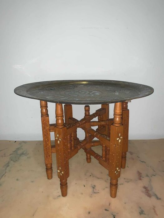 Masuta arabeasca cu blat alama gravata asezata pe suport de lemn