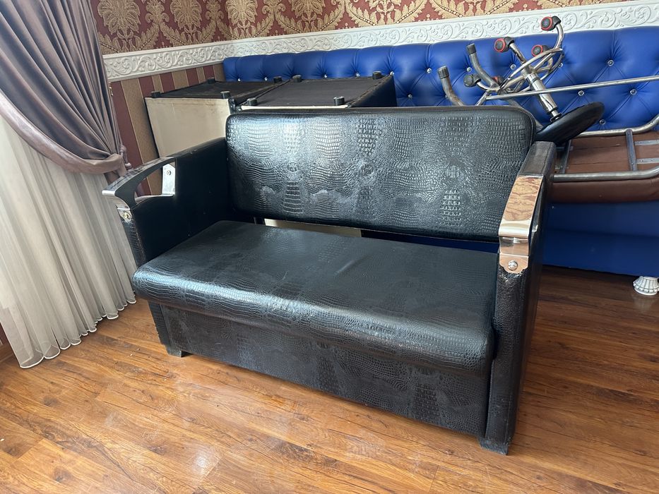 Продам кожанный диван углавой