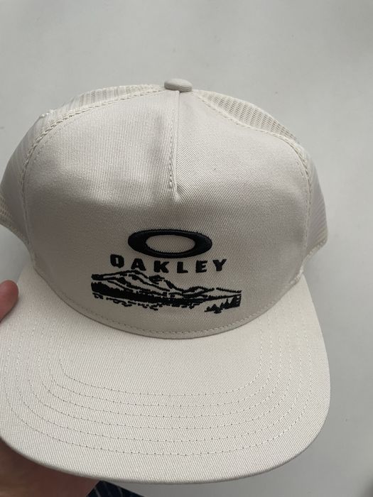 Sapca Oakley cu eticheta