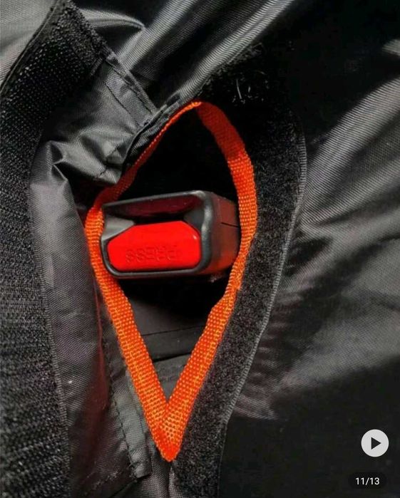 Протектор за задна седалка на автомобил за кучета.