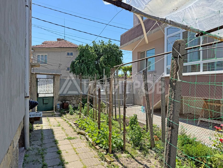 Продава се Къща в Нови пазар - 62 кв.м за 1049 €/кв.м - Снимка #1