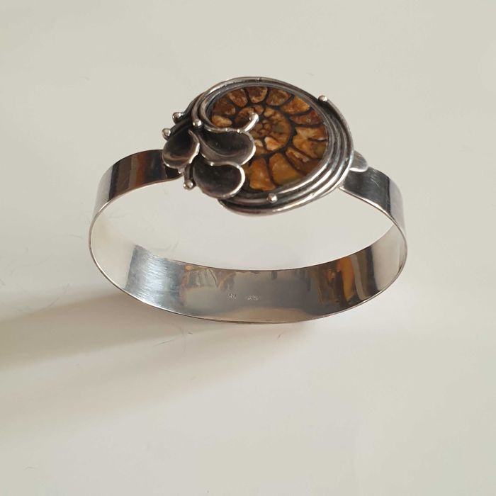 Стара сребърна гривна с Амонит