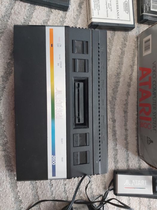 Конзла Atari 2600 и 4 игри