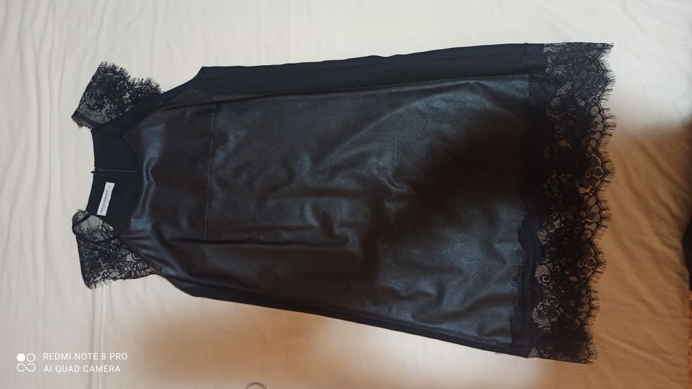 Рокля от кожа и дантела.