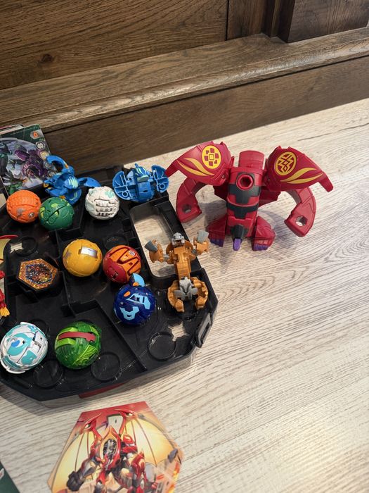 Set jucarii Bakugan  25 buc plus cutie , cartonase Pret : 199 lei toate