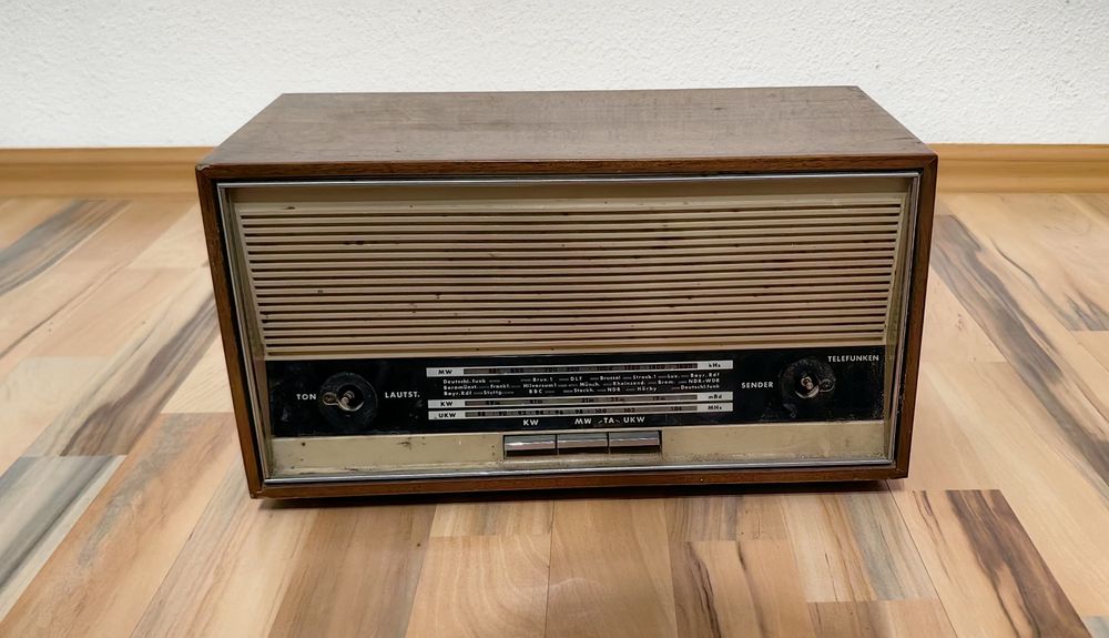 Radio vechi pe lămpi sau tuburi Telefunken Jubilate retro vintage anii