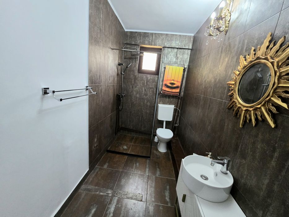 Apartament cu 5 camere, intrare din principala, birouri, agentii etc