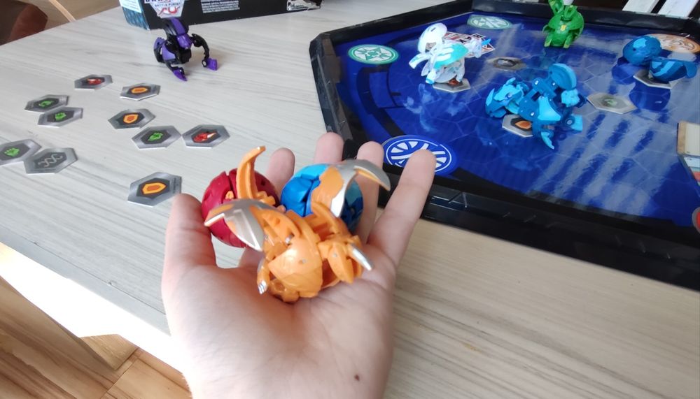 Bakugan топчета, арена и куфарче