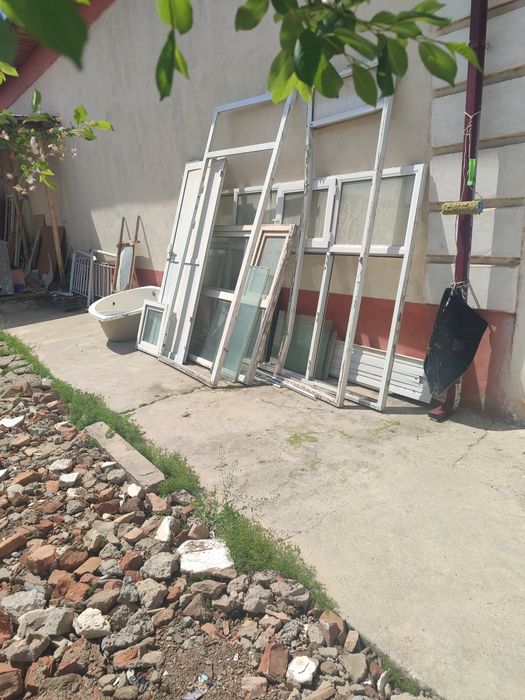 Продам двери и окно аква