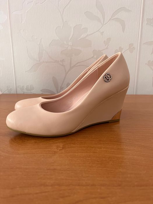 Елегантни бежови обувки на платформа