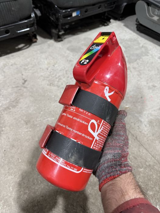 Огнетушитель (Gloria) на BMW e34