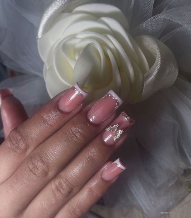 Realizez manichiură gel și semi