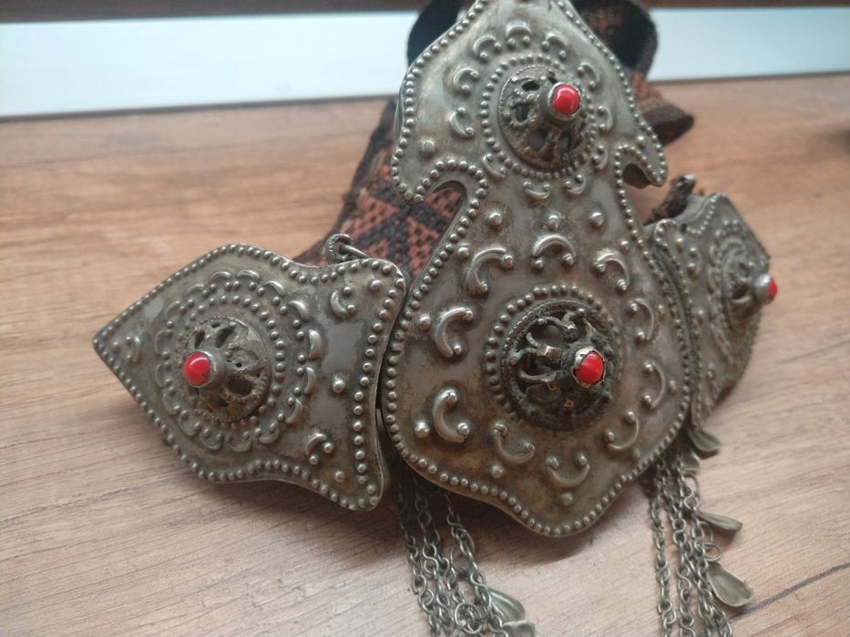 Продавам антикварни сребърни пафти с филигран и червен корал